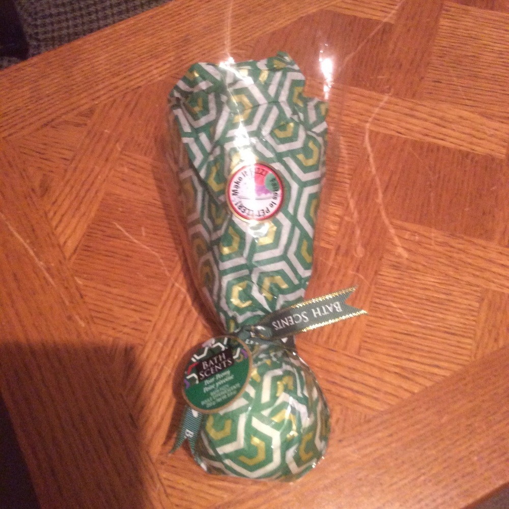 NWT Bath Scents bath bomb